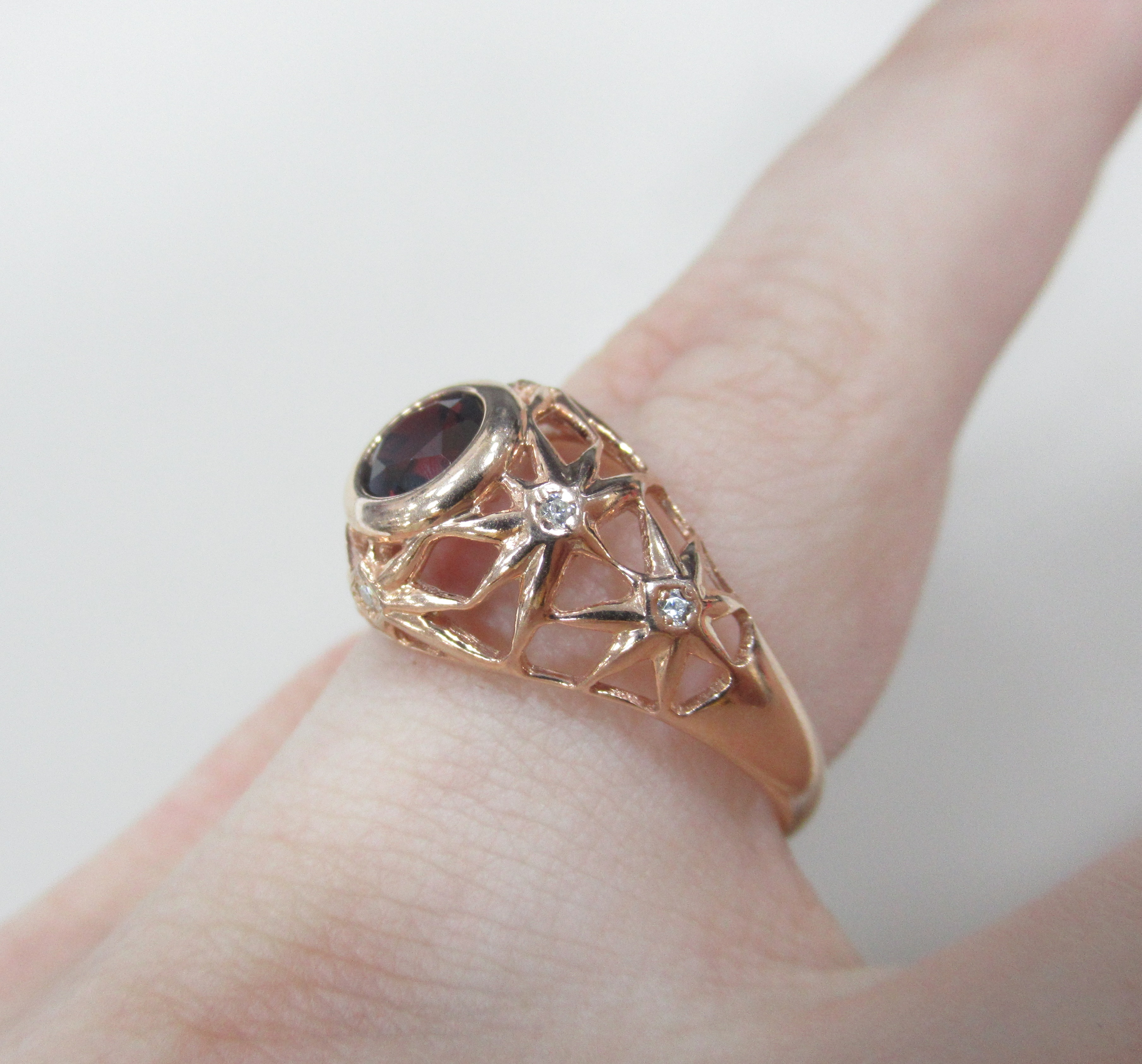 Серебряное кольцо 925 пробы; вставки 1 Гранат; 6 Куб. Цирконий бесцв.;